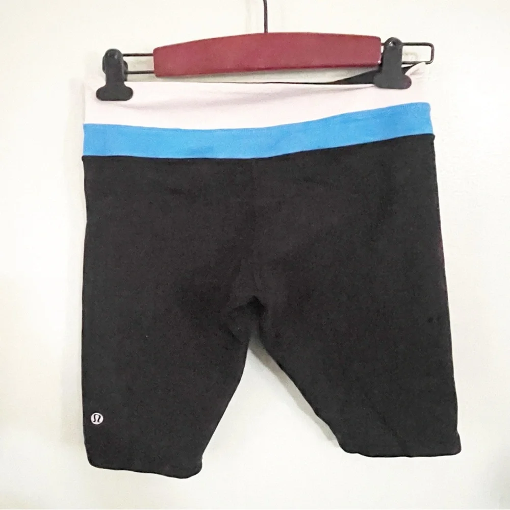 Lululemon Size‎ 6 Black Blue Trim Printed Reverse Groove Bike Shorts Athletic